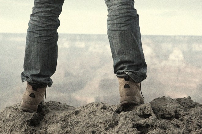 male_feet_standing_on_edge_of
