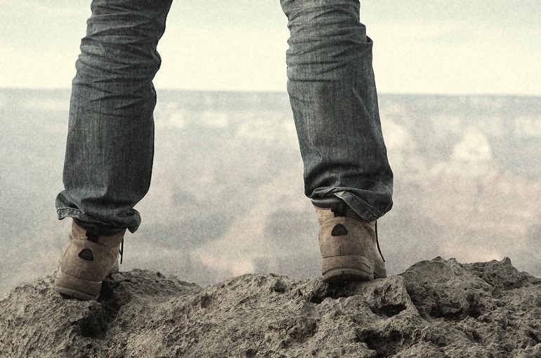 male_feet_standing_on_edge_of